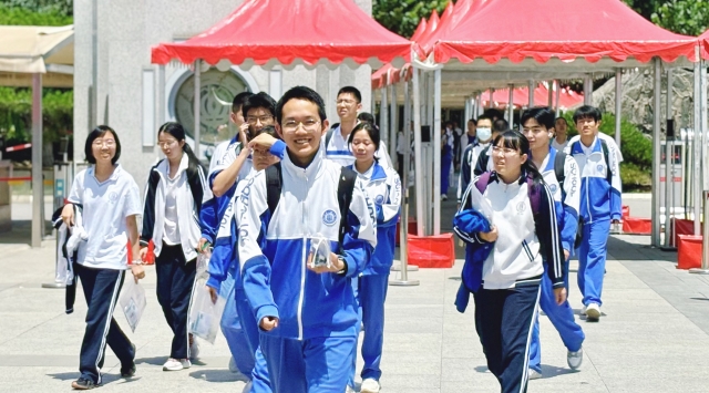 青春赴考场 执笔向未来——2025年高考首日见闻